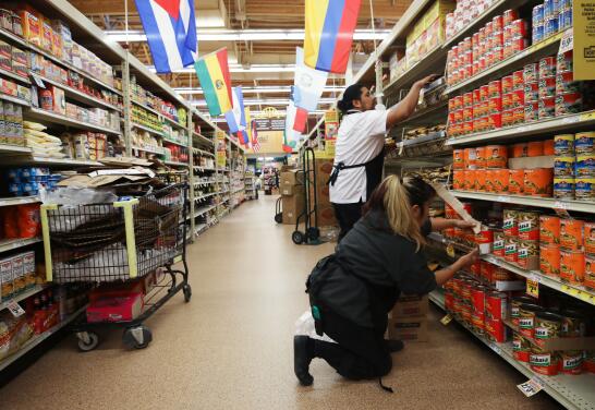 Long Beach: $4 extra por hora para empleados de supermercados